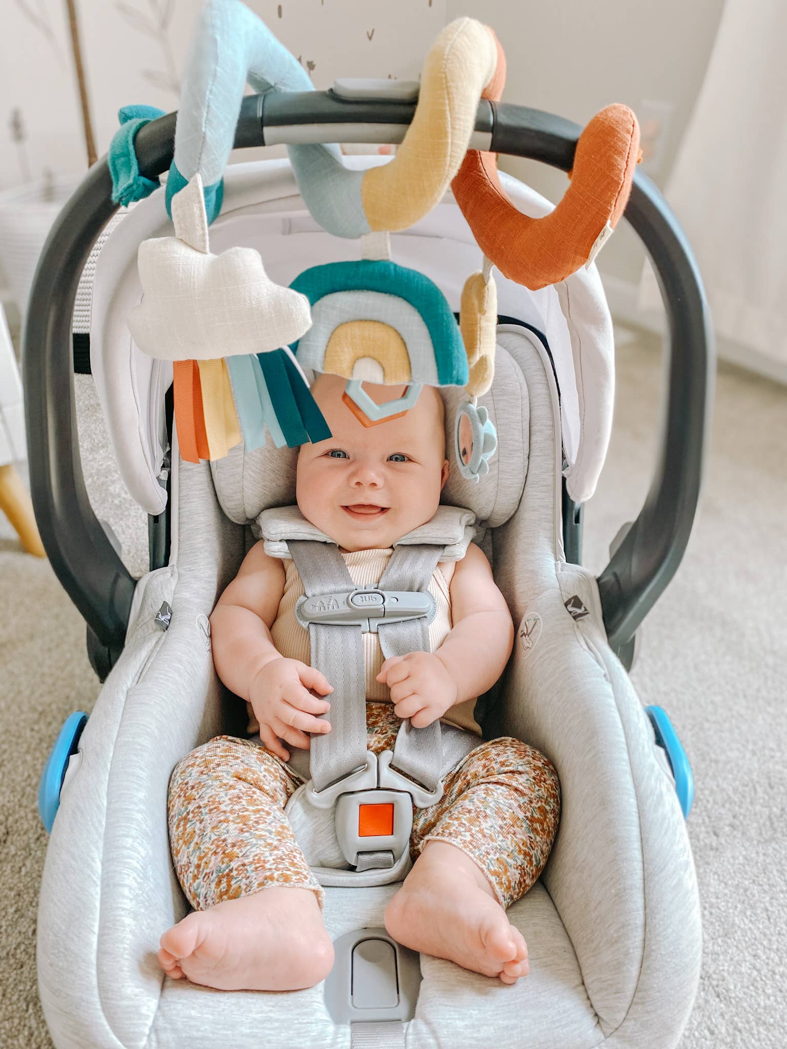 Bitzy Bespoke Itzy Bitzy Spiral Car Seat Activity Toy: Rainbow - SPARROW