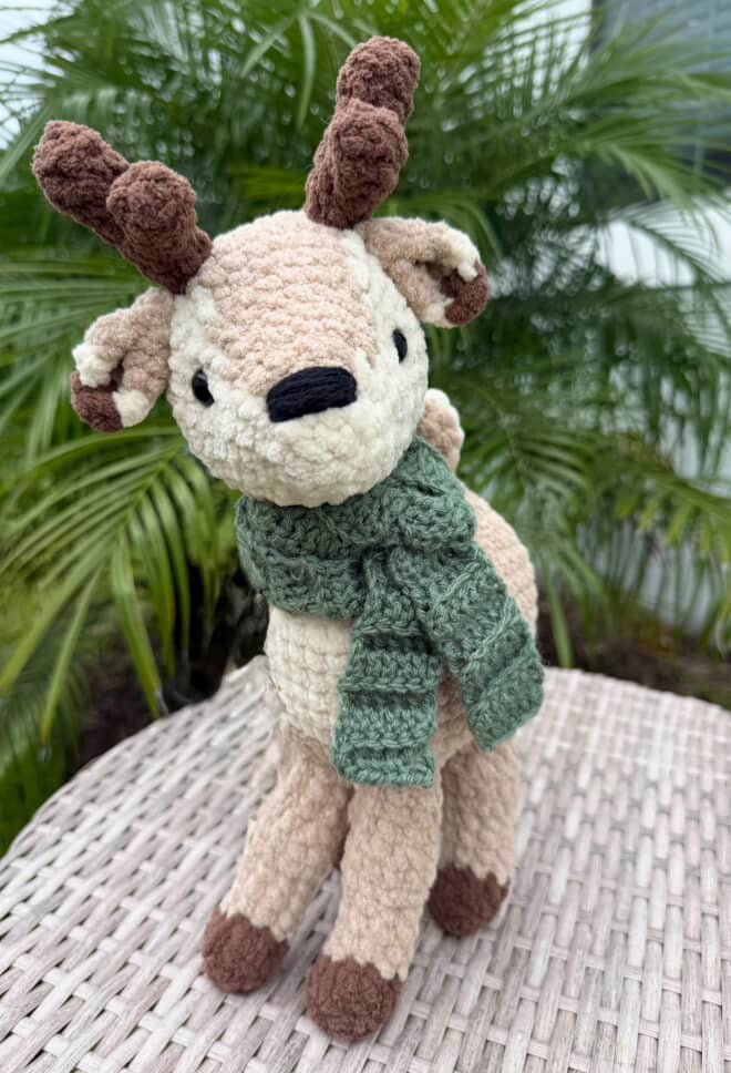 Crochet Deer - green scarf - SPARROW