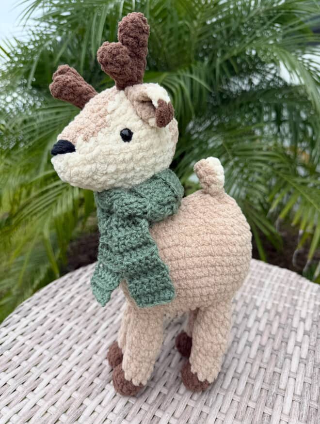 Crochet Deer - green scarf - SPARROW